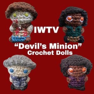 Könnte beinhalten: Vier handgefertigte Häkelpuppen mit einzigartigen Designs. Die Puppen haben verschiedene Hauttöne, Haarfarben und Outfits. Der Text "IWTW" und "Devil's Minion" Crochet Dolls werden auf rotem Hintergrund angezeigt.