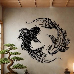 Puede incluir: Un dormitorio con una cama de madera y una calcoman&iacute;a de pared en blanco y negro de dos peces koi nadando en c&iacute;rculo. La cama tiene un edred&oacute;n marr&oacute;n y almohadas blancas. Hay un peque&ntilde;o &aacute;rbol bons&aacute;i en la esquina de la habitaci&oacute;n.