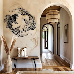 Puede incluir: Una escultura de pared de metal negro de dos peces koi nadando en c&iacute;rculo. La escultura est&aacute; montada en una pared beige con un patr&oacute;n de remolino texturizado. La obra de arte de pared est&aacute; en un pasillo con un piso de madera y una gran puerta arqueada.