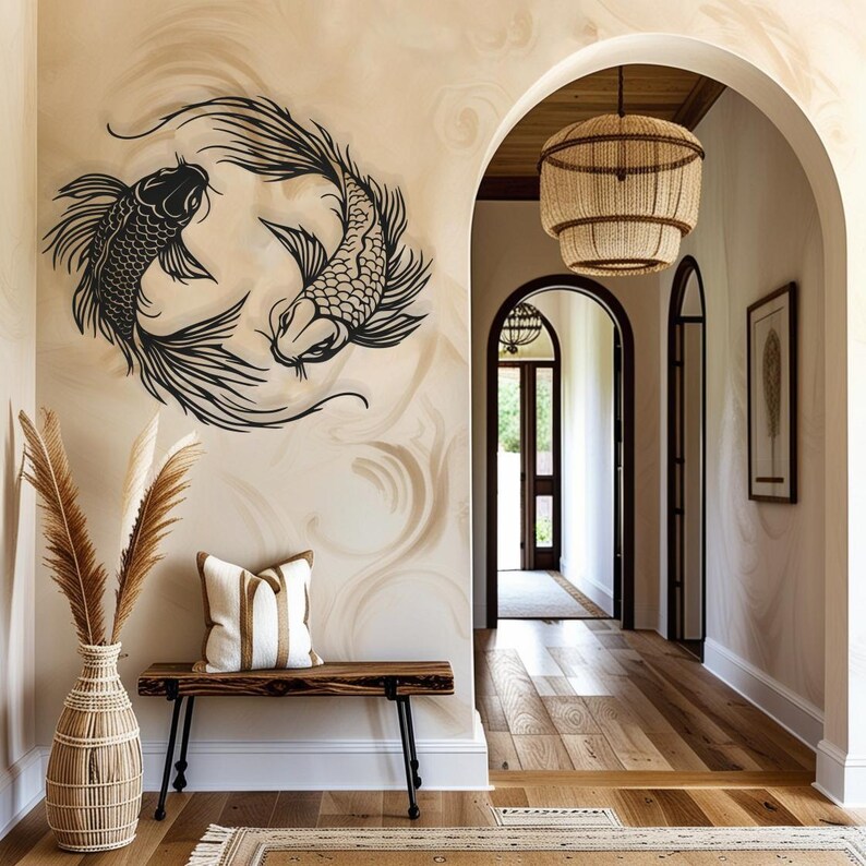 Puede incluir: Una escultura de pared de metal negro de dos peces koi nadando en c&iacute;rculo. La escultura est&aacute; montada en una pared beige con un patr&oacute;n de remolino texturizado. La obra de arte de pared est&aacute; en un pasillo con un piso de madera y una gran puerta arqueada.