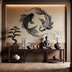 Puede incluir: Una escultura de pared de metal negro de dos peces koi en un dise&ntilde;o yin yang. La escultura est&aacute; montada en una pared beige sobre una mesa consola de madera con un &aacute;rbol bons&aacute;i, una estatua de Buda y varios art&iacute;culos decorativos.