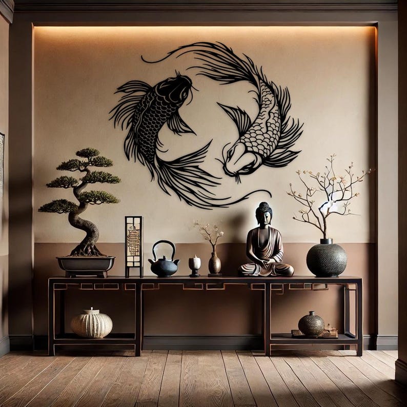 Puede incluir: Una escultura de pared de metal negro de dos peces koi en un dise&ntilde;o yin yang. La escultura est&aacute; montada en una pared beige sobre una mesa consola de madera con un &aacute;rbol bons&aacute;i, una estatua de Buda y varios art&iacute;culos decorativos.