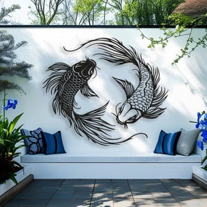 Puede incluir: Arte de pared en silueta en blanco y negro con dos peces koi nadando en c&iacute;rculo. Los peces est&aacute;n estilizados y detallados, con escamas y aletas visibles. El arte est&aacute; montado en una pared blanca, con un banco y plantas en el fondo.
