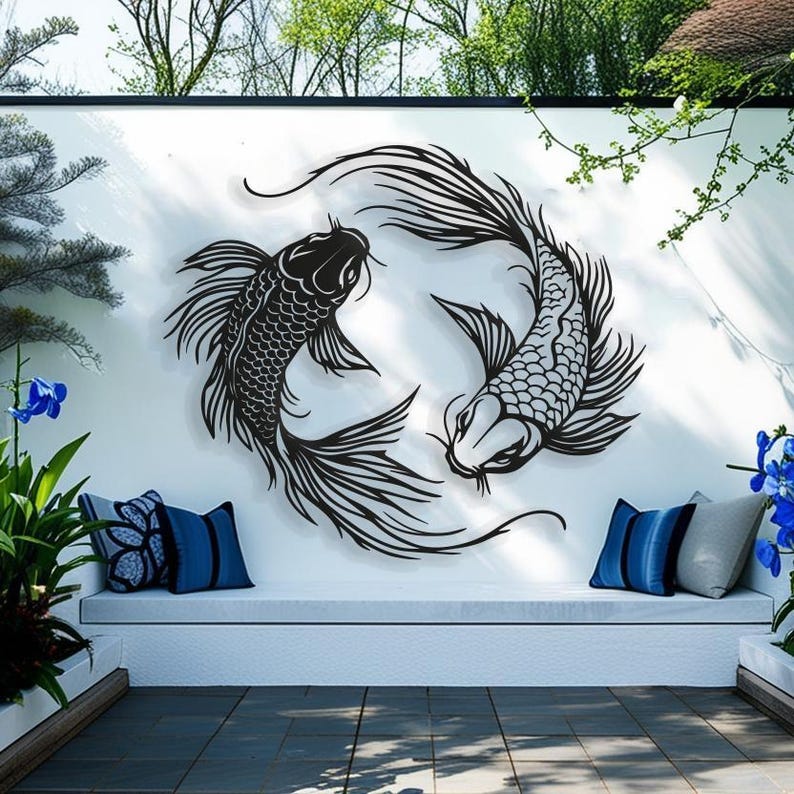 Puede incluir: Arte de pared en silueta en blanco y negro con dos peces koi nadando en c&iacute;rculo. Los peces est&aacute;n estilizados y detallados, con escamas y aletas visibles. El arte est&aacute; montado en una pared blanca, con un banco y plantas en el fondo.