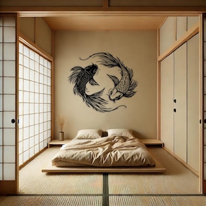Puede incluir: Un dormitorio minimalista con una cama de plataforma de madera y una calcoman&iacute;a de pared de peces koi en blanco y negro. La habitaci&oacute;n tiene una est&eacute;tica japonesa con puertas corredizas y un piso de madera.