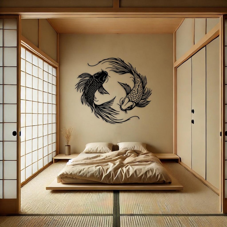 Puede incluir: Un dormitorio minimalista con una cama de plataforma de madera y una calcoman&iacute;a de pared de peces koi en blanco y negro. La habitaci&oacute;n tiene una est&eacute;tica japonesa con puertas corredizas y un piso de madera.