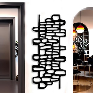 Può includere: Arte da parete in metallo nero con un design astratto che presenta una serie di forme e linee interconnesse.