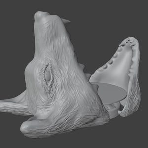 Może przedstawiać: Szary model głowy wilka wydrukowany w 3D z otwartą paszczą, ukazujący puste wnętrze. Model został zaprojektowany do użycia jako świecznik lub inny przedmiot dekoracyjny.