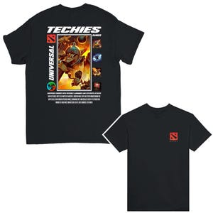 Può includere: Maglietta nera con una grafica di un personaggio Dota 2 Techies. La grafica include il nome del personaggio, "Techies", e le parole "Universal Ranged". Il personaggio è raffigurato in una posa di combattimento con diverse armi ed esplosivi.