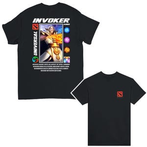 Op de afbeelding: Zwart T-shirt met een witte afbeelding van het Dota 2-personage Invoker. De afbeelding bevat de naam van Invoker, het woord "Universal" en een afbeelding van Invoker die spreuken uitwerpt. Het Dota 2-logo bevindt zich in de rechterbenedenhoek van het shirt.