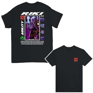 Peut inclure: T-shirt noir avec un graphique de Riki, un personnage de Dota 2, avec le texte "Riki Melee Agility" et "REMAINS PERMANENTLY INVISIBLE UNTIL THE MOMENT TO STRIKE".