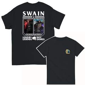 Puede incluir: Camiseta negra con un gráfico blanco del personaje de League of Legends Swain, el Gran General Noxian. El gráfico representa a Swain y un cuervo, con el texto "Swain" y "League of Legends" en blanco.