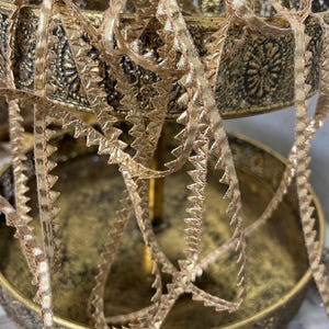 Può includere: Un cartello in legno rustico con la scritta "Welcome to our home" in lettere bianche. Il cartello presenta una finitura invecchiata e un design semplice e invitante, ideale per l'arredamento dell'ingresso.