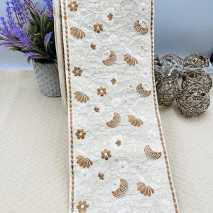 Galon brodé 14 cm écru & caramel – ruban floral large pour rideaux, robes, déco textile et créations couture élégantes