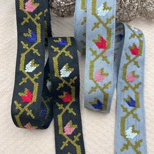 Galon brodé tulipes 3,5 cm – ruban fond bleu jean ou noir pour veste, jean, sac et customisation textile moderne