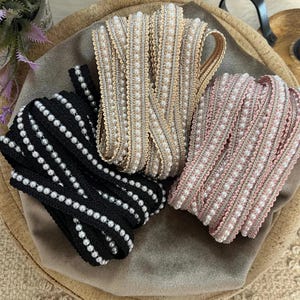 Galon fin orné de perles blanches