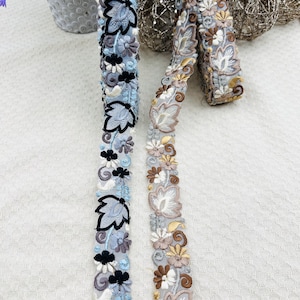 Galon brodé fin 2,5 cm à grandes fleurs – ruban bleu gris ou beige doré pour couture, customisation et loisirs créatifs