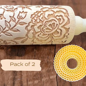 Pode incluir: Um conjunto de dois rolos de massa de madeira com um design floral. Os rolos de massa são feitos de madeira natural e têm uma cor castanho claro. O design floral está estampado na superfície dos rolos de massa. Os rolos de massa são perfeitos para criar padrões decorativos em biscoitos, bolos e outros produtos assados. O texto "Pack of 2" é visível na imagem.