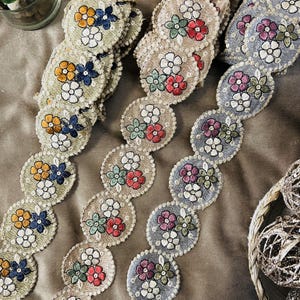 Galon de largeur moyenne ronds de fleurs brodés Couture