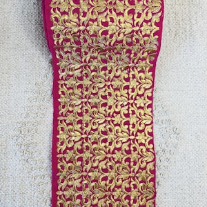 Galon fuchsia grande largeur en velours brodé de fils dorés