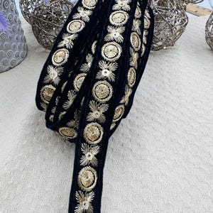 Galon Velours Noir Brodé Doré – Couture et Accessoires Élégants