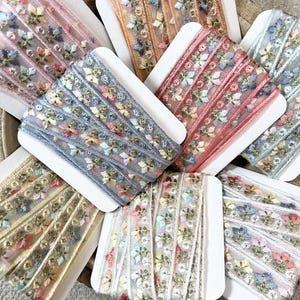Galon brodé fleuri couleurs pastels effet satiné