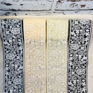 Galon fleuri large brodé de fils blanc avec de légers mini sequins dorés