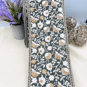 Galon brodé floral 14 cm – ruban gris anthracite à fleurs blanches et caramel pour couture élégante, déco textile et accessoires