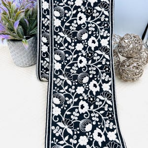 Galon brodé floral 14 cm – ruban noir et blanc élégant pour robes, rideaux, coussins ou projets couture haut de gamme