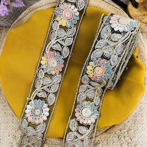 Galon aux broderies multicolores motifs fleurs sur tiges