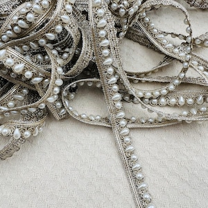 Galon doré à perles nacrées 1 cm – ruban couture raffiné pour vêtements, accessoires et décoration