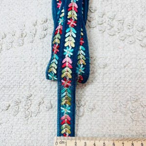 Treccia finemente ricamata, gambo lungo. 10 colori.