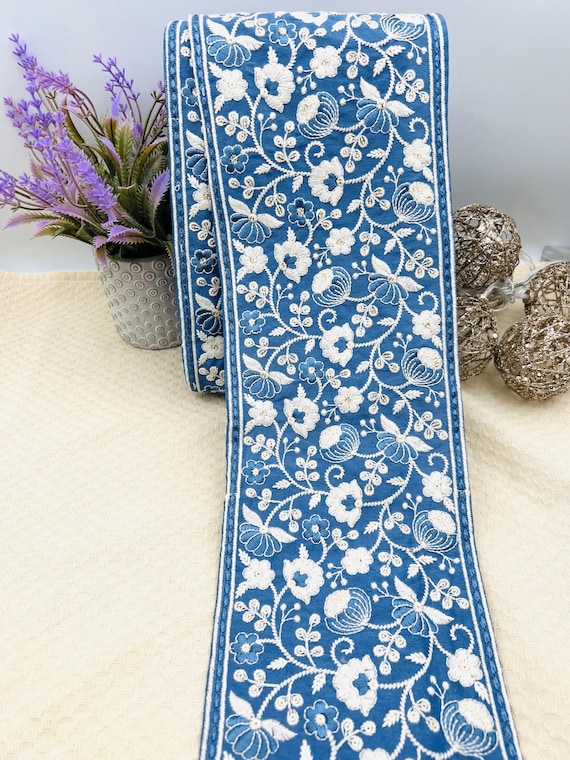 Galon brodé 14 cm bleu intense – ruban floral blanc pour rideaux, robes, couture haut de gamme et décoration textile