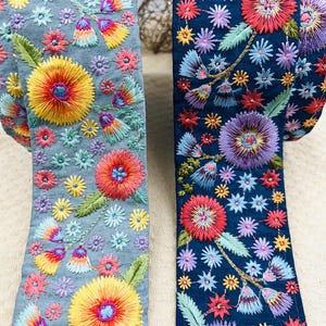 Galon brodé fleurs vives 6,5 cm – ruban fond bleu nuit ou bleu givré pour vêtements, sacs et déco textile expressive