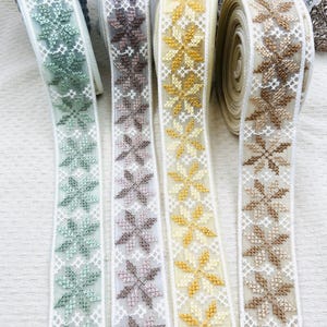 Galon brodé fleurs géométriques 4 cm – ruban sur organza vert, rose, jaune ou caramel pour couture fine et DIY textile