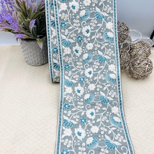 Galon brodé 14 cm bleu gris – ruban fleurs blanches & turquoise pour robes, cérémonie et décoration textile raffinée