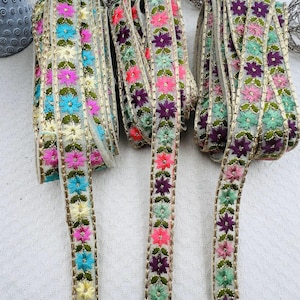Galon brodé doré 2 cm à fleurs colorées – ruban couture pour vêtements, accessoires et DIY