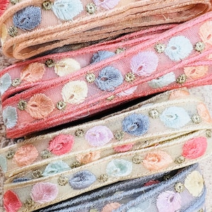 Galon brodé pétales pastels