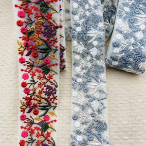 Galon brodé sur tulle 5 cm – ruban floral multicolore ou bleu givré pour couture, décoration textile et DIY