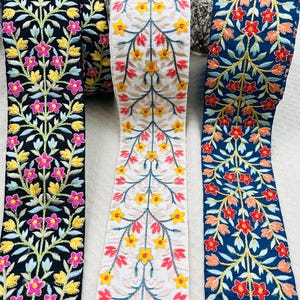 Galon brodé grandes fleurs 6 cm – ruban fond noir, écru ou bleu roi pour vêtements, coussins et accessoires textile
