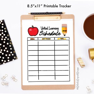 Könnte beinhalten: Ein druckbarer virtueller Lernplan-Tracker im Format 8,5 x 11 Zoll mit einer Illustration eines roten Apfels und eines gelben Bleistifts. Der Tracker hat Spalten für Daten, Fach, Zeit/Ort und Notizen.