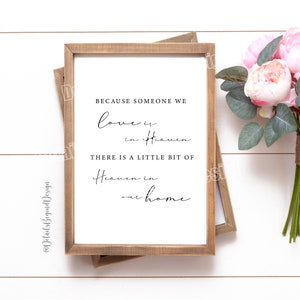 Può includere: Una stampa incorniciata con sfondo bianco e testo nero che recita "Perché qualcuno che amiamo è in cielo, c'è un po' di cielo nella nostra casa".