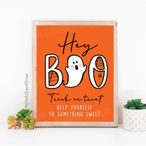 Może przedstawiać: Pomarańczowo-biały znak Halloweenowy z duchem i wzorem pajęczyny. Na znaku widnieje napis "Hey BOO Trick or Treat Help Yourself to Something Sweet."