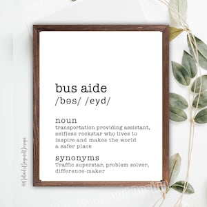 Puede incluir: Una definición imprimible en blanco y negro de la palabra "ayudante de autobús" con la pronunciación, el sustantivo, la definición y los sinónimos. La definición dice: "asistente de transporte, rockstar desinteresado que vive para inspirar y hacer del mundo un lugar más seguro". Los sinónimos son: "Superestrella del tráfico, solucionador de problemas, creador de diferencias".