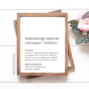 Könnte beinhalten: Ein gerahmter Druck mit weißem Hintergrund und schwarzem Text, der "Technologie-Lehrer" als einen vielseitigen, sachkundigen Rockstar definiert, der inspiriert, ermutigt und die Welt zu einem klügeren Ort macht. Synonyme sind "kreativer Superstar" und "Schönheitsmacher".