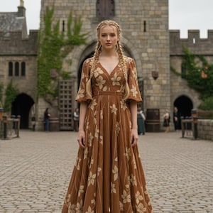 Puede incluir: Un vestido largo marrón con un estampado floral. El vestido tiene cuello en V, mangas cortas y cintura entallada. El fondo muestra un castillo de piedra y un camino adoquinado.