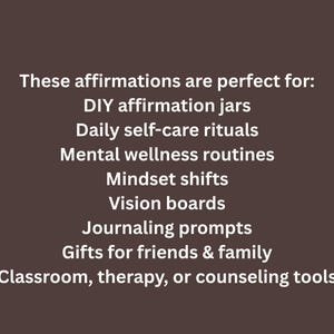 K&ouml;nnte beinhalten: Wei&szlig;er Text auf braunem Hintergrund, der die Verwendung von Affirmationen auflistet, darunter DIY-Affirmationsgl&auml;ser, t&auml;gliche Selbstpflege-Rituale und Vision Boards. Der Text ist gut lesbar.