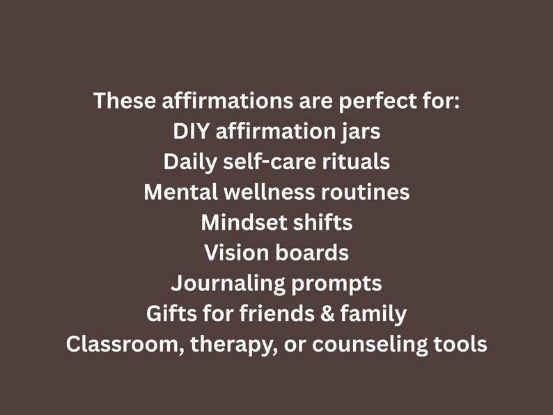 K&ouml;nnte beinhalten: Wei&szlig;er Text auf braunem Hintergrund, der die Verwendung von Affirmationen auflistet, darunter DIY-Affirmationsgl&auml;ser, t&auml;gliche Selbstpflege-Rituale und Vision Boards. Der Text ist gut lesbar.