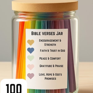 Könnte beinhalten: Ein klares Glas mit einem Holzdeckel, gefüllt mit bunten Papierstreifen. Auf dem Glas steht "BIBLE VERSES JAR" und "100 BIBLE VERSES". Das Etikett listet Kategorien wie "Encouragement & Strength" und "Faith & Trust in God" auf.