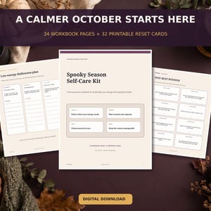 Może przedstawiać: Cyfrowy skoroszyt zatytułowany Spooky Season Self-Care Kit zawierający 34 strony i 32 karty do druku. Strony zawierają tekst, w tym Low-energy Halloween plan i Tiny Rest Potions, na kremowym tle z ciemnym tekstem.
